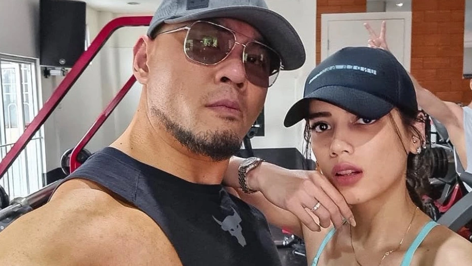 Deddy Corbuzier dengan Sabrina [Instagram.comsabrinachairunnisa ]